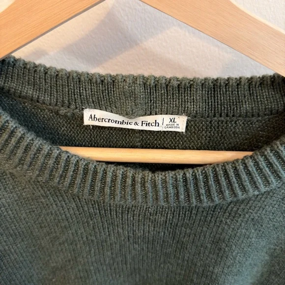 Abercrombie & Fitch Short-Sleeve Sweater in Olive - Picture 2 of 3